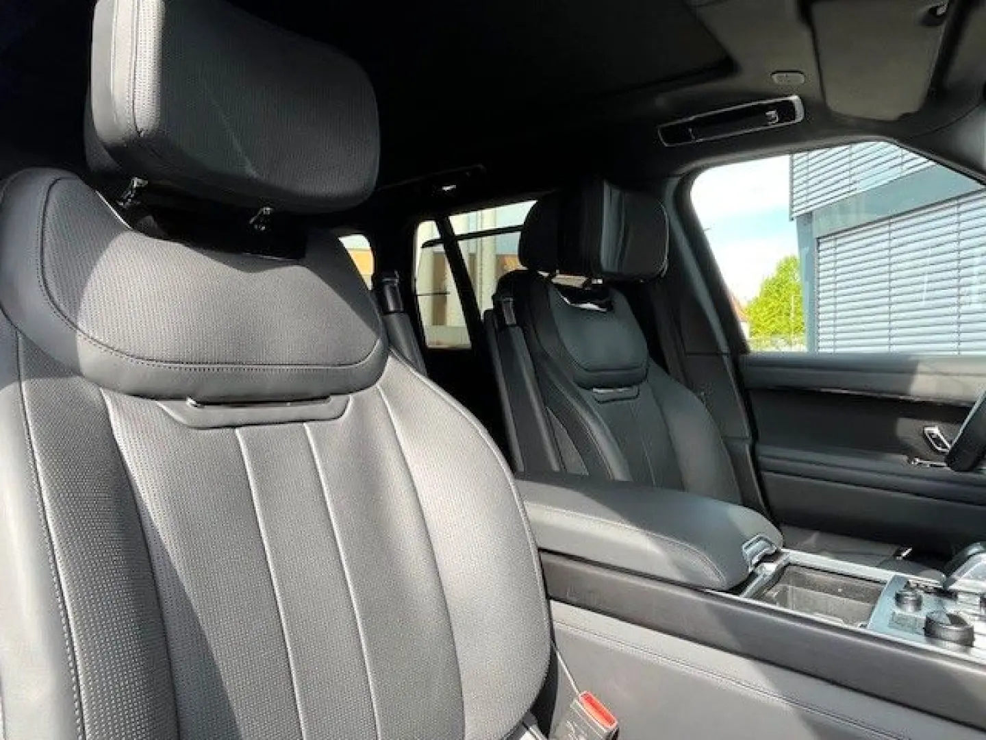 Range Rover P530 SV Autobiography 23