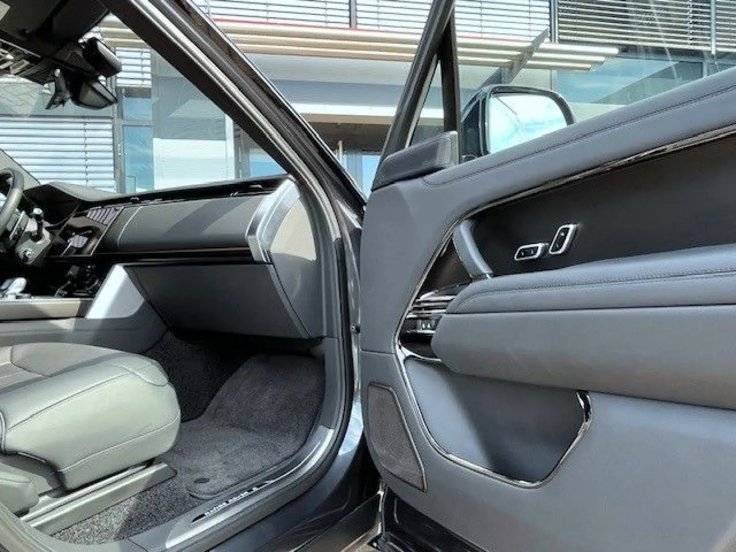 Range Rover P530 SV Autobiography 23