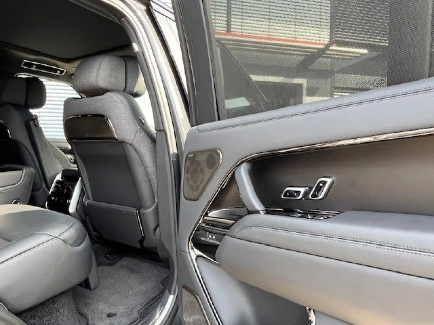 Range Rover P530 SV Autobiography 23