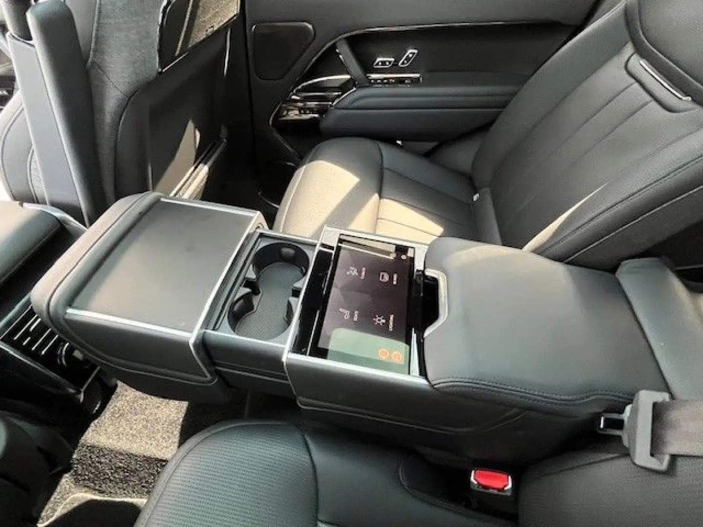 Range Rover P530 SV Autobiography 23