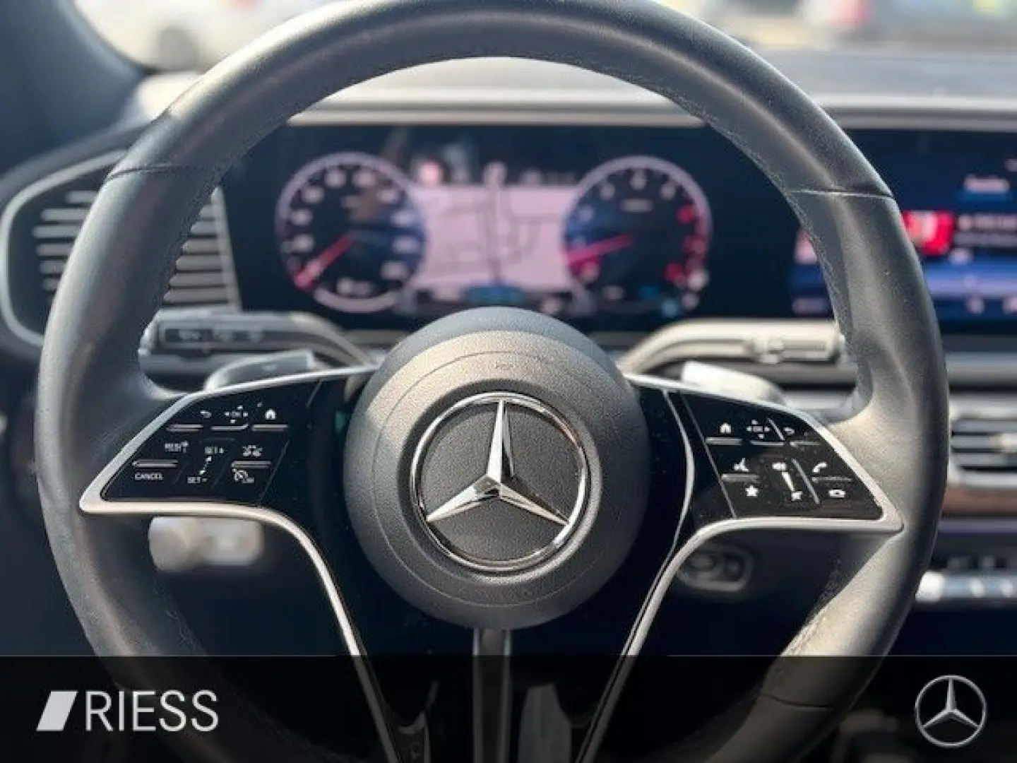 GLE 450 4M AMG Sport Night Distr Pano AHK Airm 3