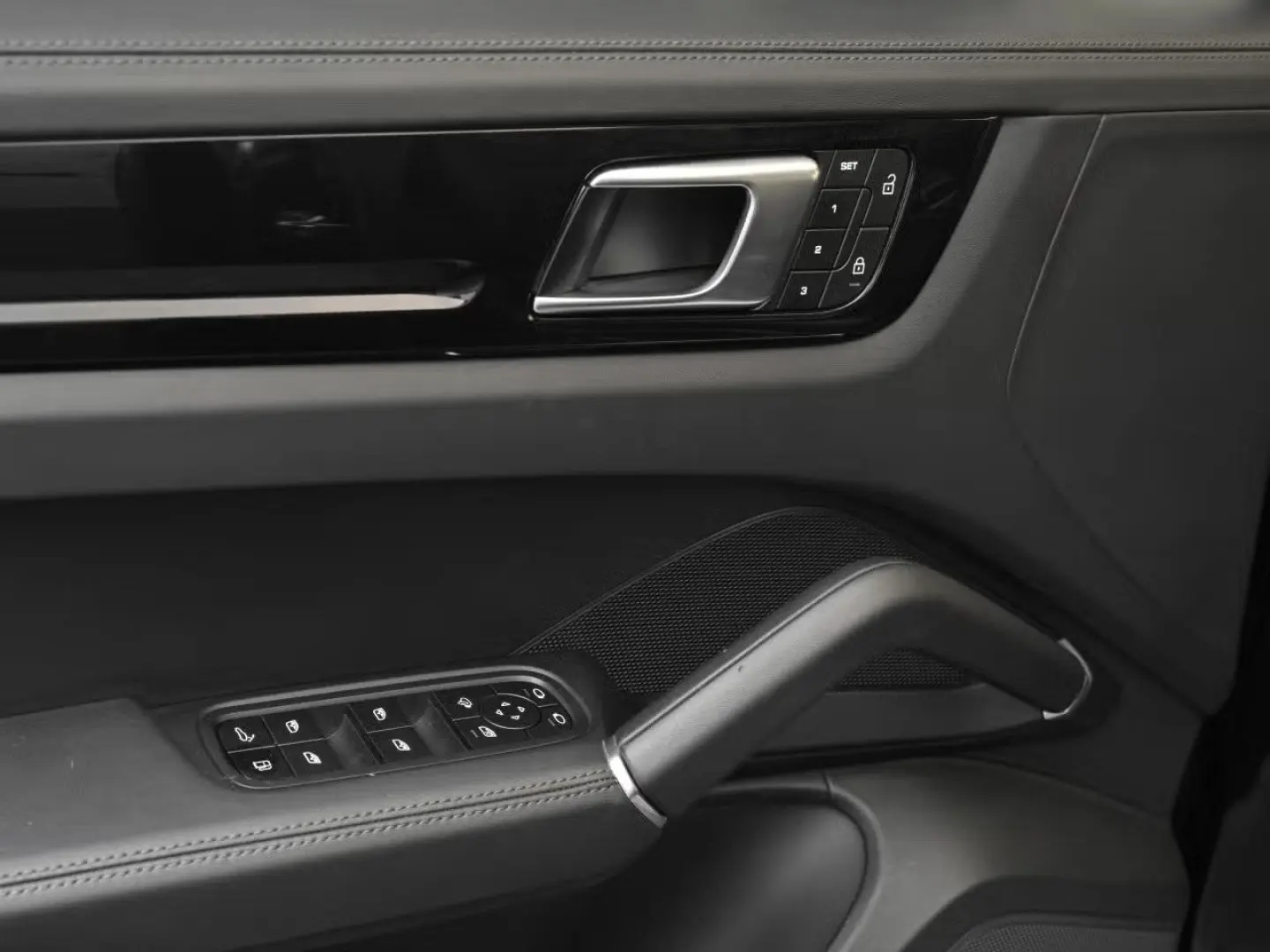 Cayenne E-Hybrid HuD Pano SoftClose Luft Bose 14