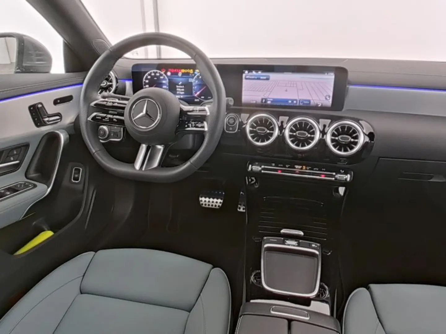 MERCEDES BENZ CLA200 AMG+PANO+LEASING
