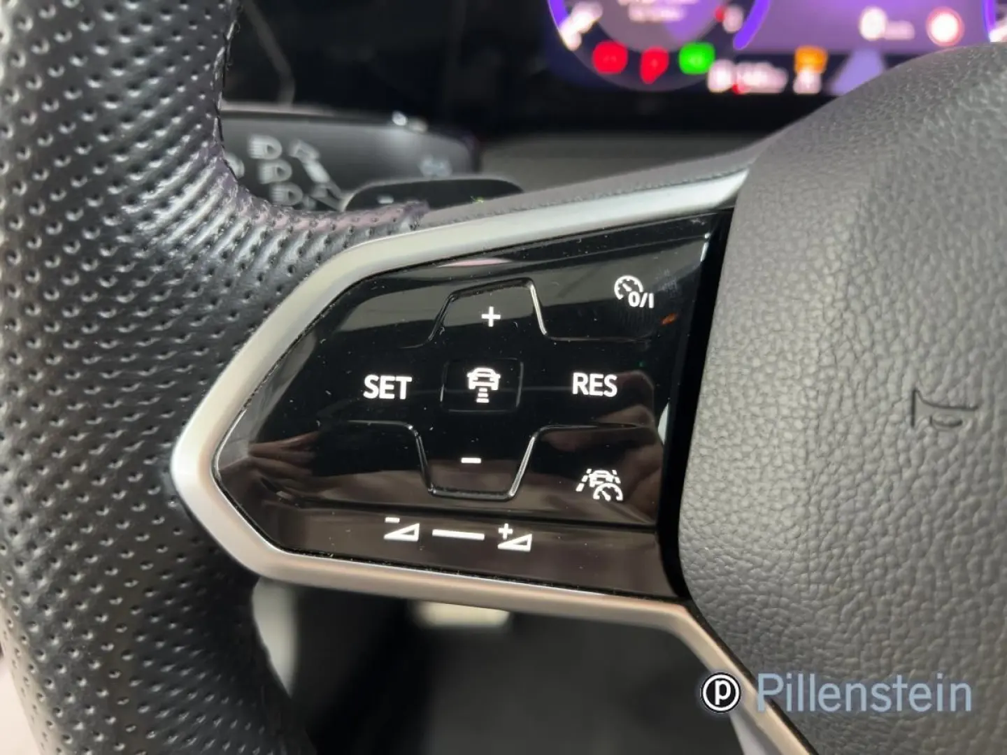 VOLKSWAGEN Golf TSI DSG R-LINE/BLACK STYLE+MATRIX/LEASING