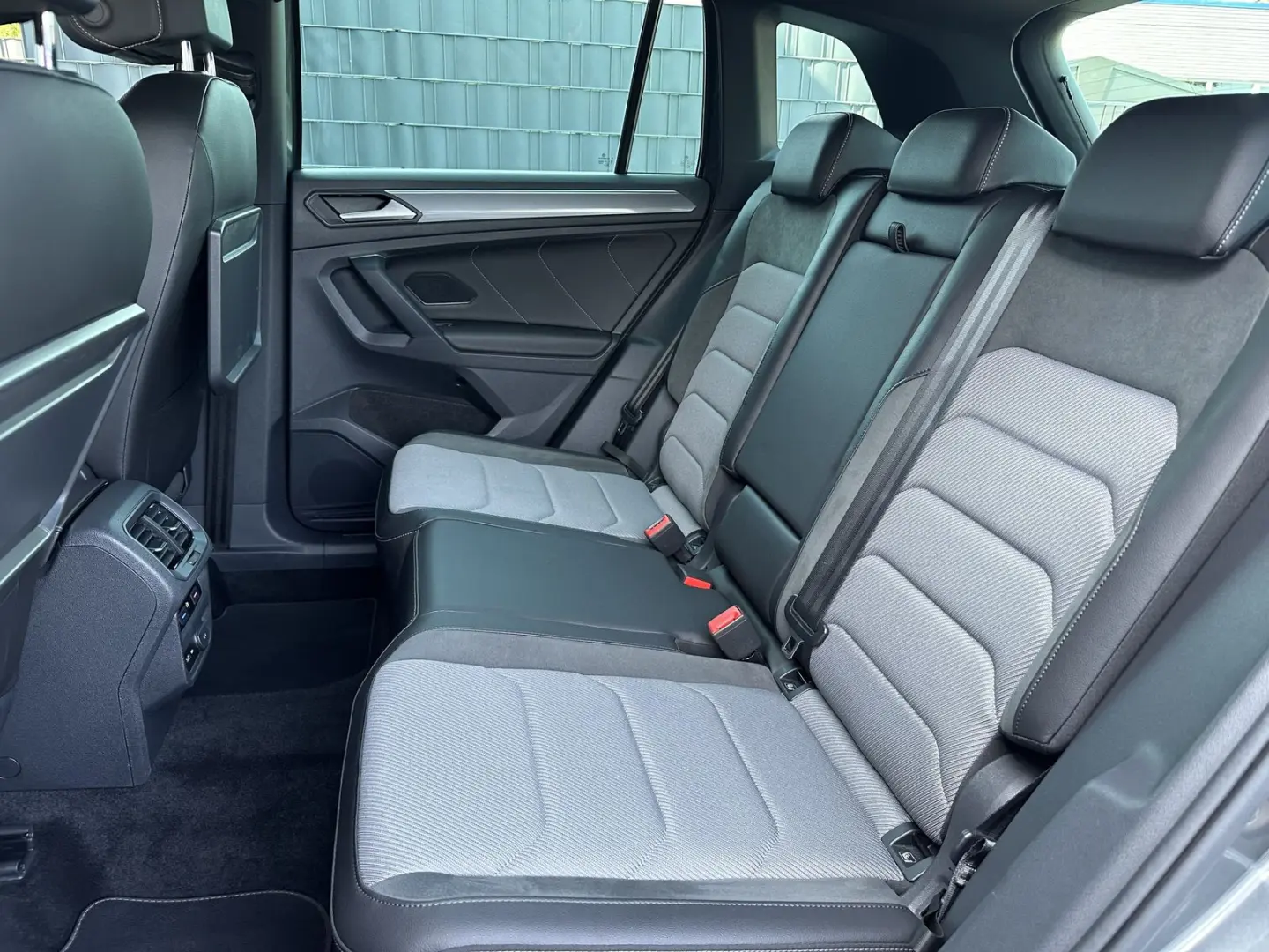 VOLKSWAGEN Tiguan 1.5 TSI DSG R-Line +HUD+ACC+LEASING