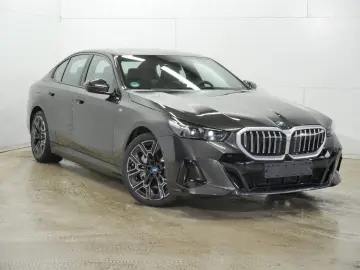 550e xDrive M SPORT+AHK+GLOW+B&W+PANO+KAMERA