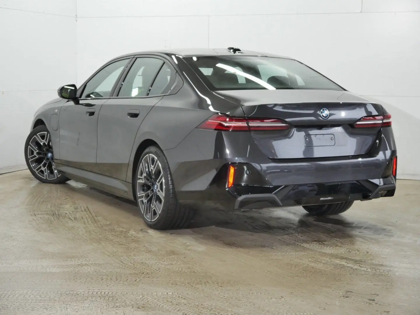 550e xDrive M SPORT+AHK+GLOW+B&W+PANO+KAMERA