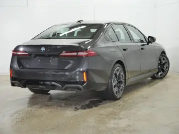 550e xDrive M SPORT+AHK+GLOW+B&W+PANO+KAMERA