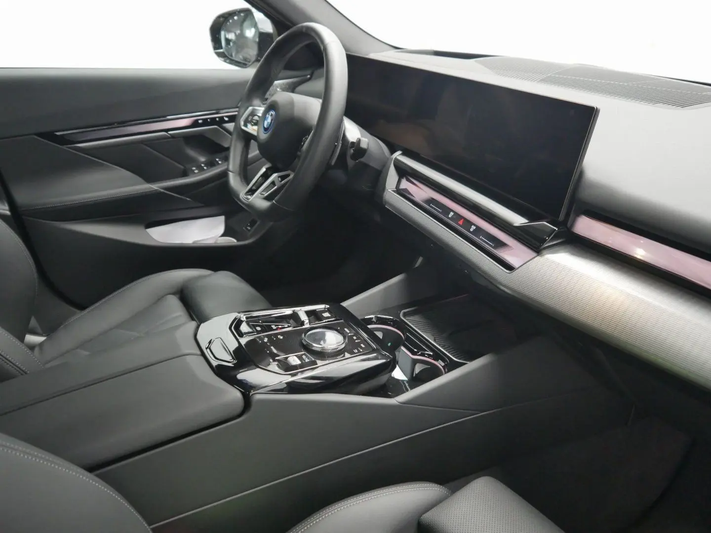 550e xDrive M SPORT+AHK+GLOW+B&W+PANO+KAMERA