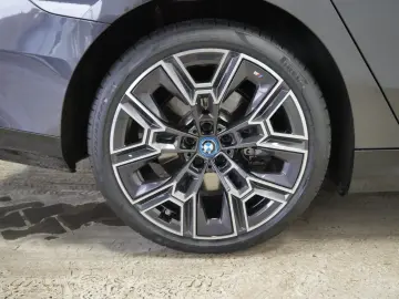 550e xDrive M SPORT+AHK+GLOW+B&W+PANO+KAMERA