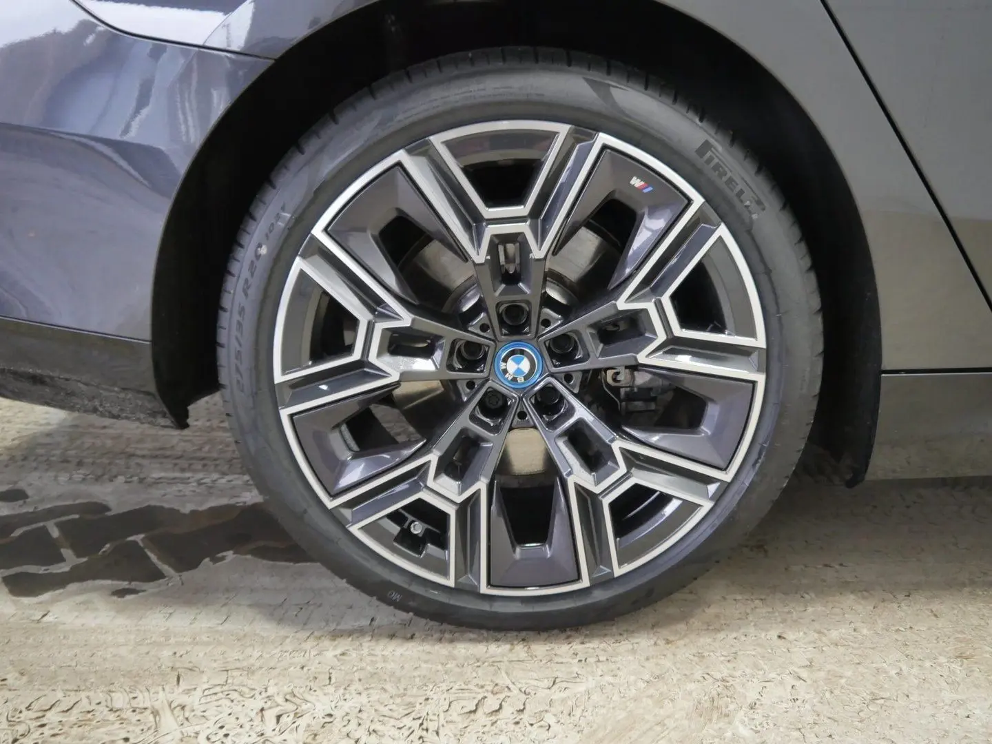 550e xDrive M SPORT+AHK+GLOW+B&W+PANO+KAMERA