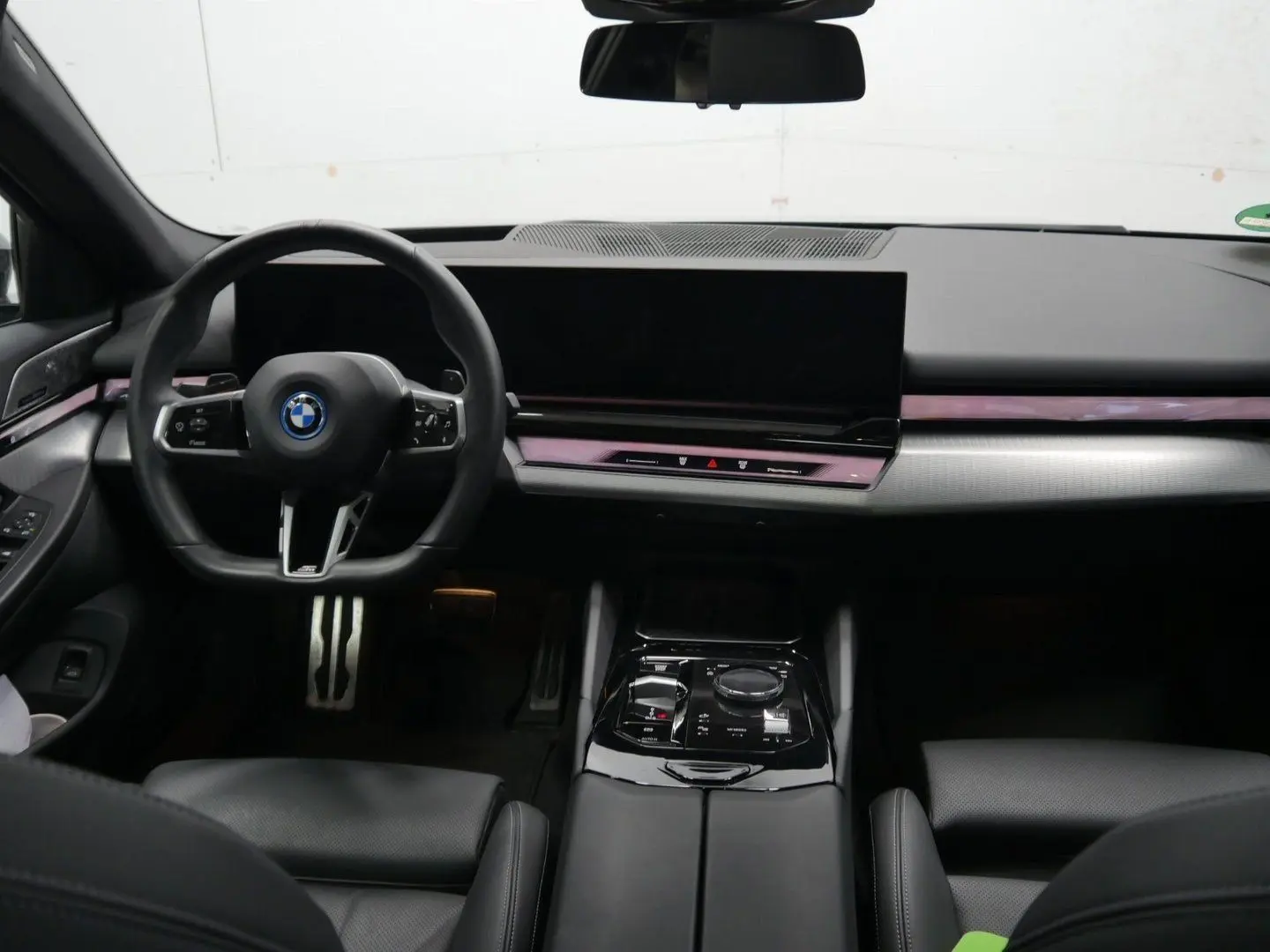 550e xDrive M SPORT+AHK+GLOW+B&W+PANO+KAMERA