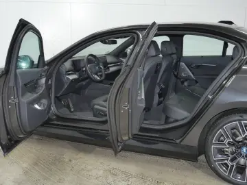 550e xDrive M SPORT+AHK+GLOW+B&W+PANO+KAMERA