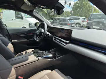 550e xDrive Limousine 19