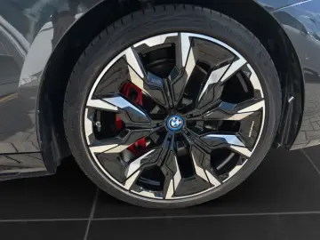 550e xDrive Limousine 19