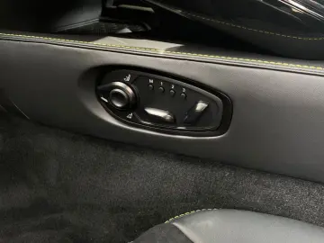 Aston Martin V8 Vantage MY25 / Carbon/ Soundsystem