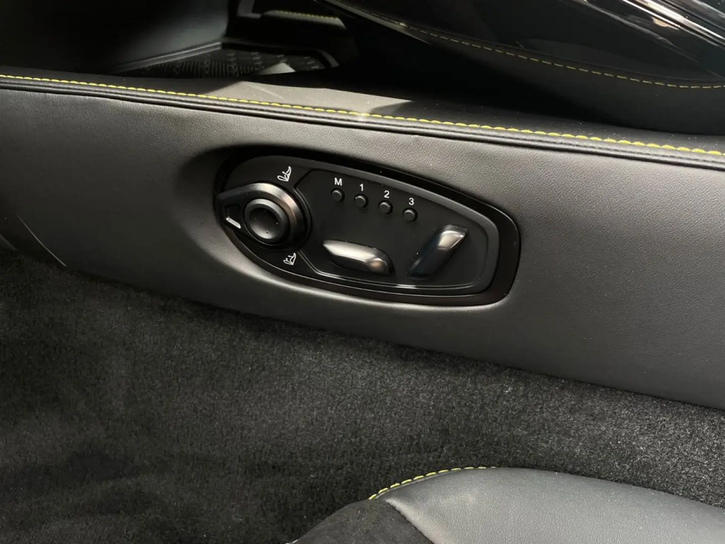 Aston Martin V8 Vantage MY25 / Carbon/ Soundsystem