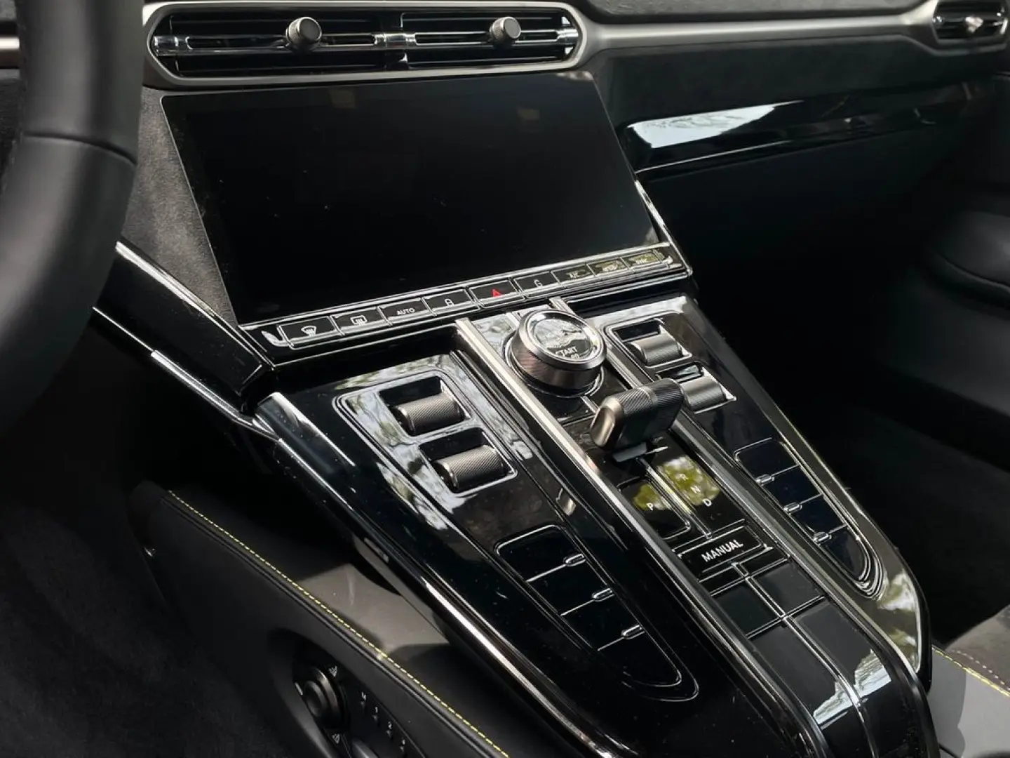 Aston Martin V8 Vantage MY25 / Carbon/ Soundsystem