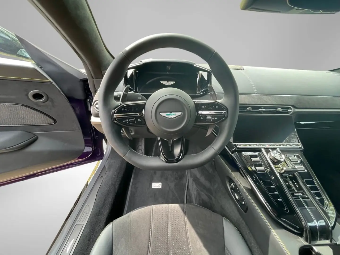 Aston Martin V8 Vantage MY25 / Carbon/ Soundsystem