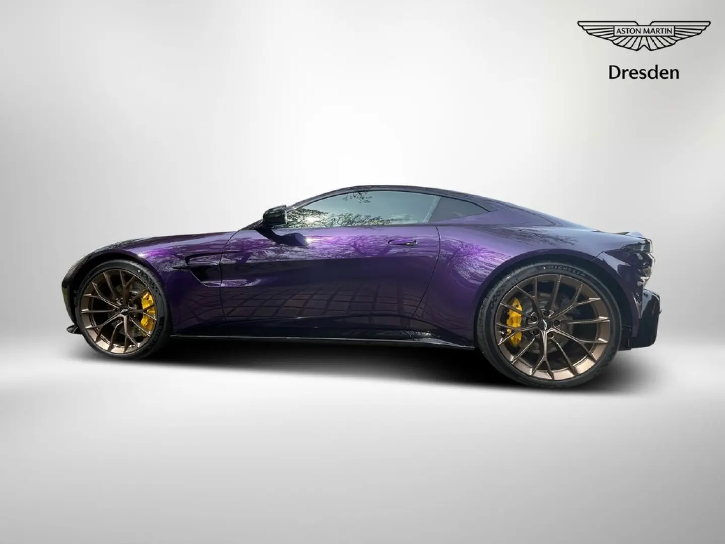 Aston Martin V8 Vantage MY25 / Carbon/ Soundsystem