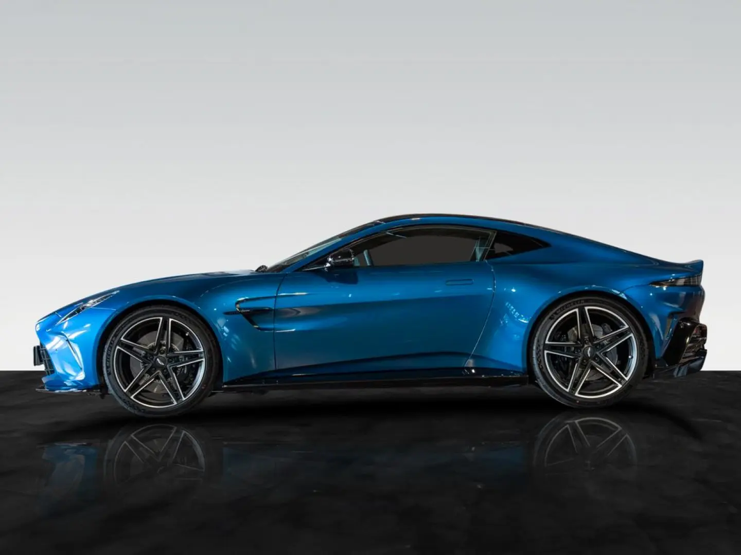 Aston Martin V8 Vantage MY25 | Plasma Blue | Launch Pack