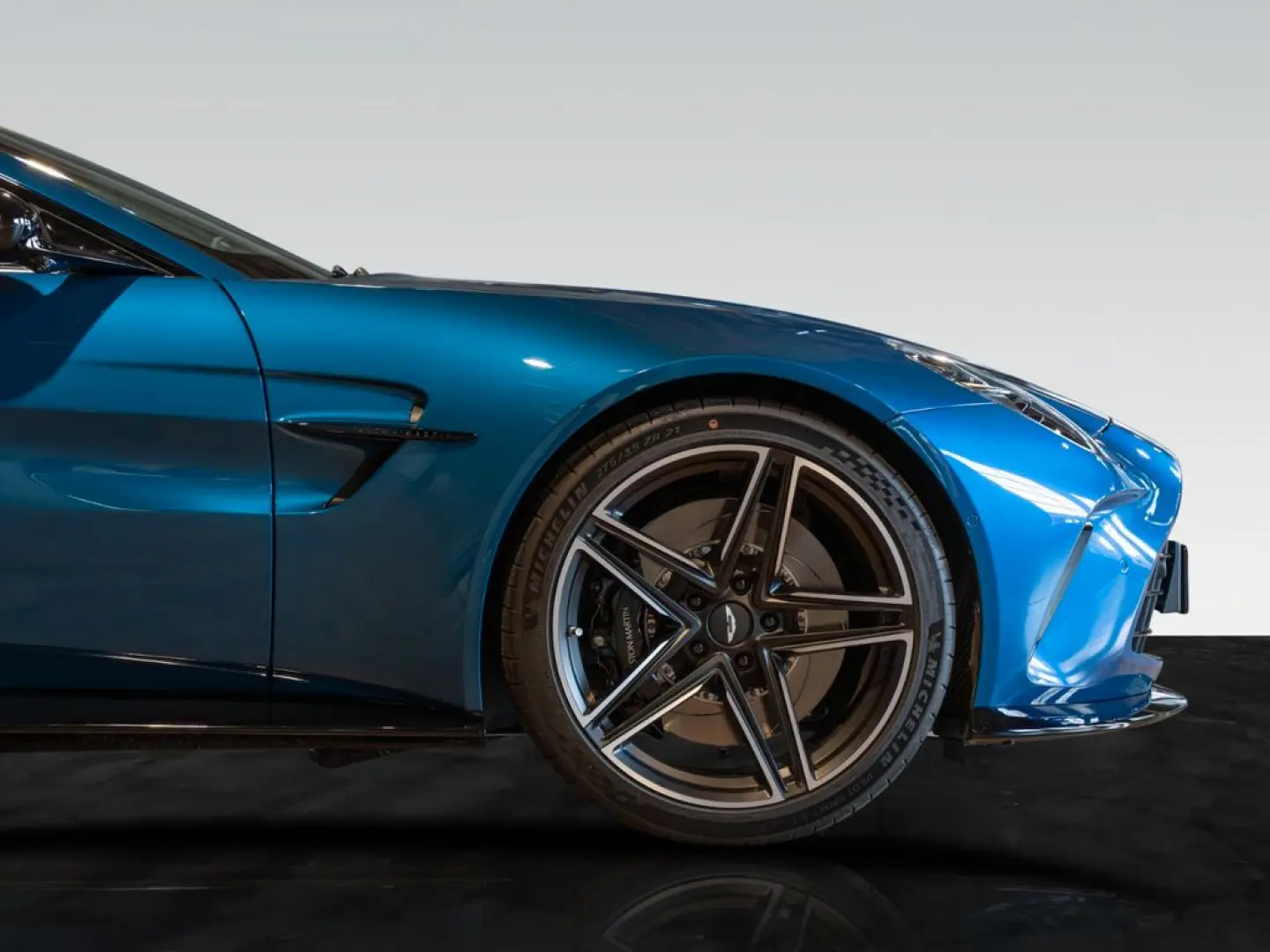Aston Martin V8 Vantage MY25 | Plasma Blue | Launch Pack