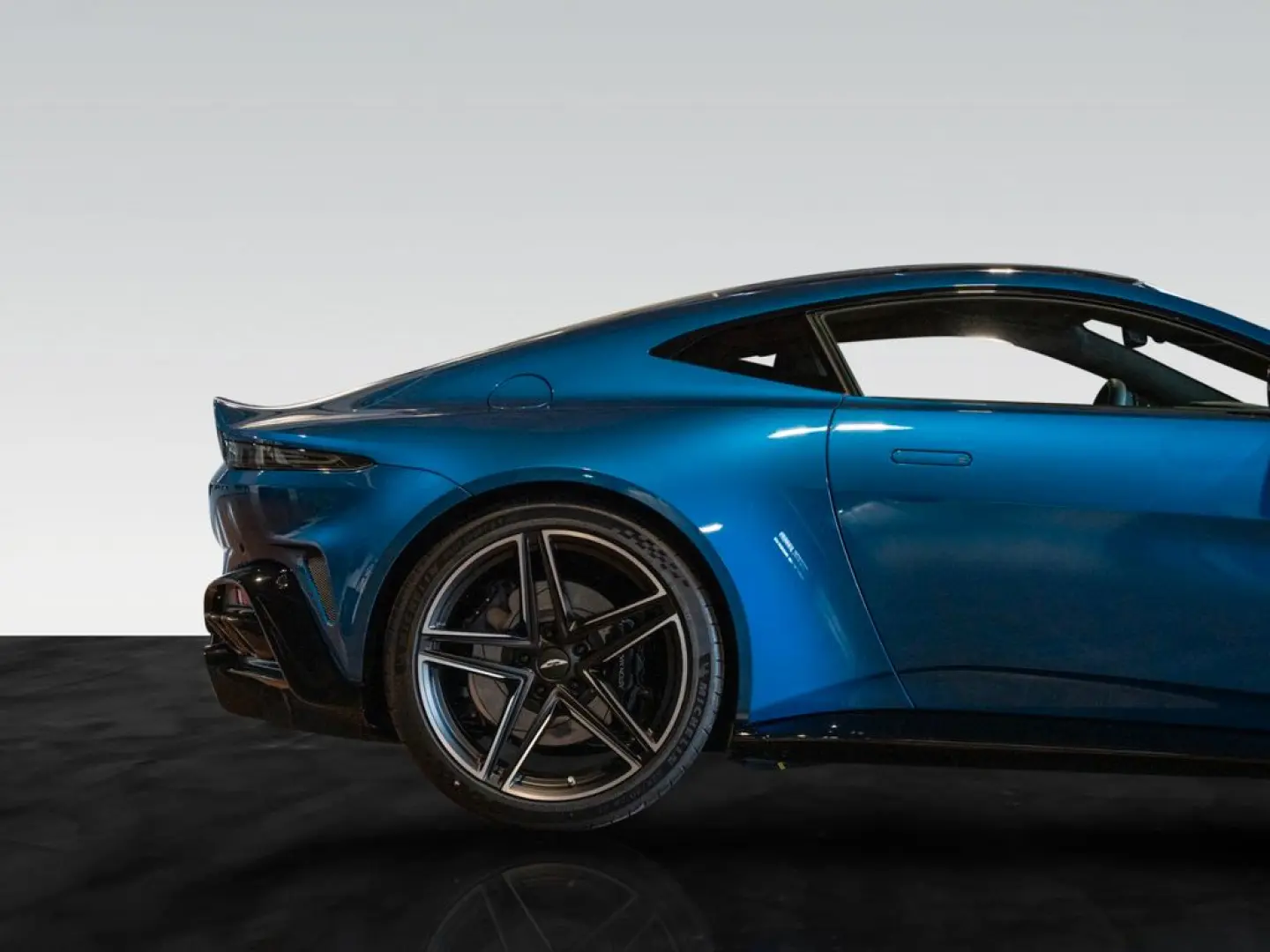 Aston Martin V8 Vantage MY25 | Plasma Blue | Launch Pack