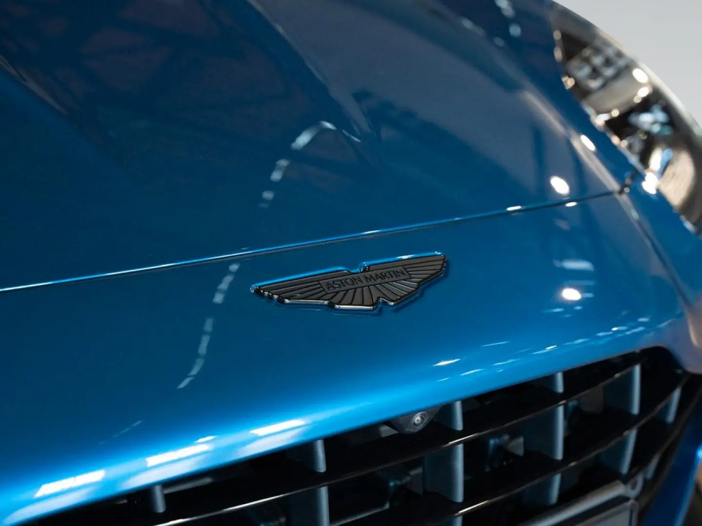 Aston Martin V8 Vantage MY25 | Plasma Blue | Launch Pack