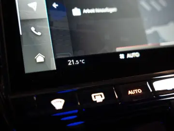 Aston Martin V8 Vantage MY25 | Plasma Blue | Launch Pack