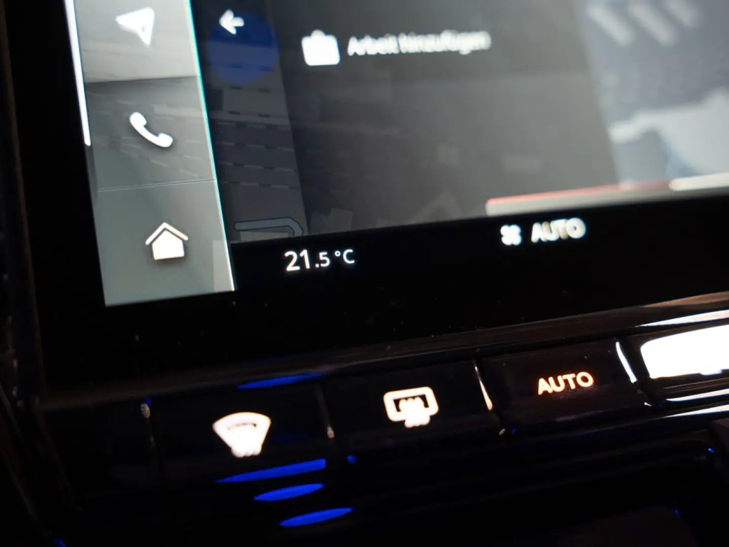 Aston Martin V8 Vantage MY25 | Plasma Blue | Launch Pack