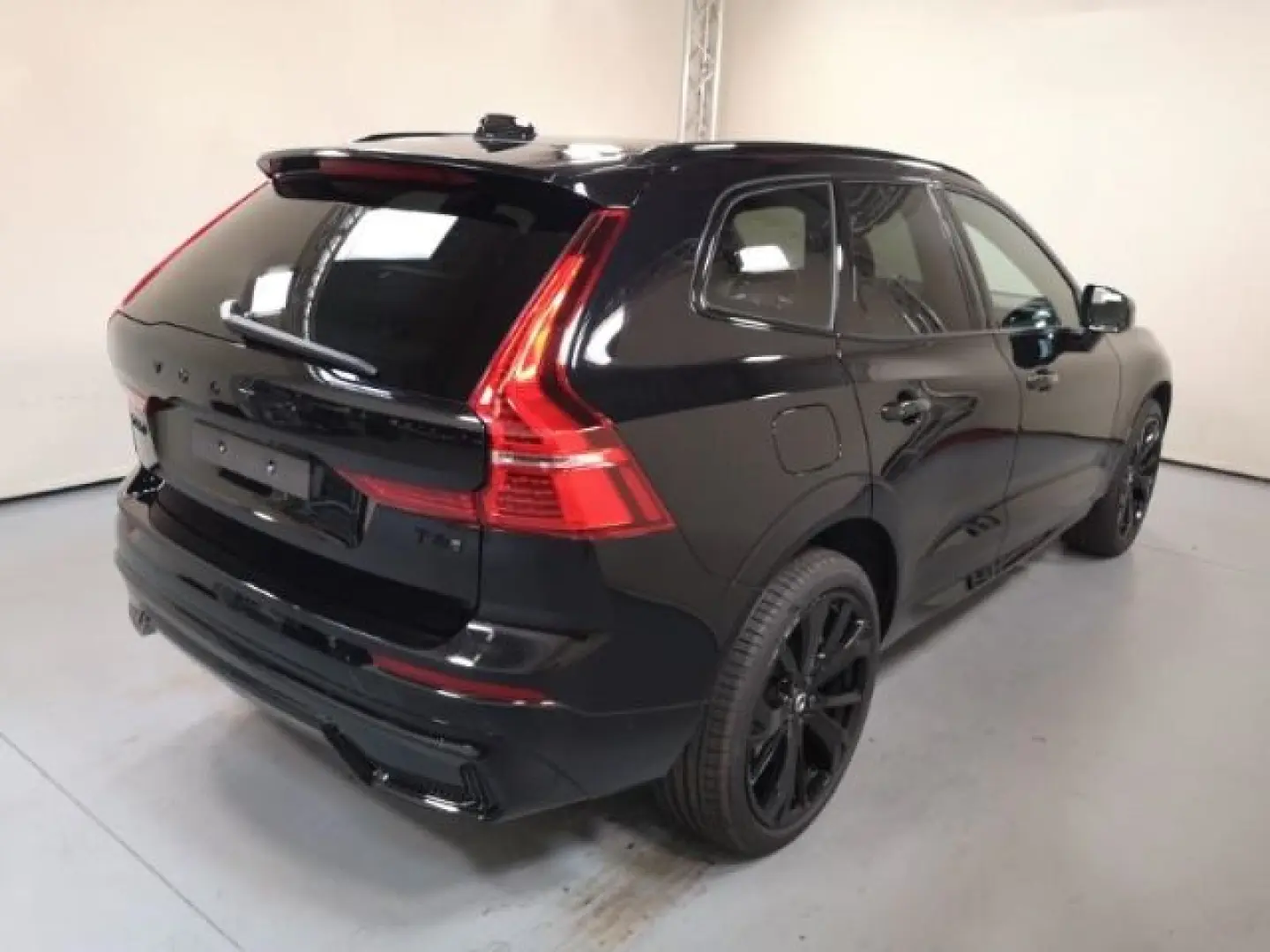 XC60 Plus Black Edition T8 21''LM Pano B&W HUD 3
