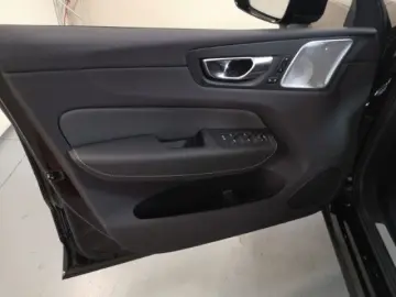 XC60 Plus Black Edition T8 21''LM Pano B&W HUD 3