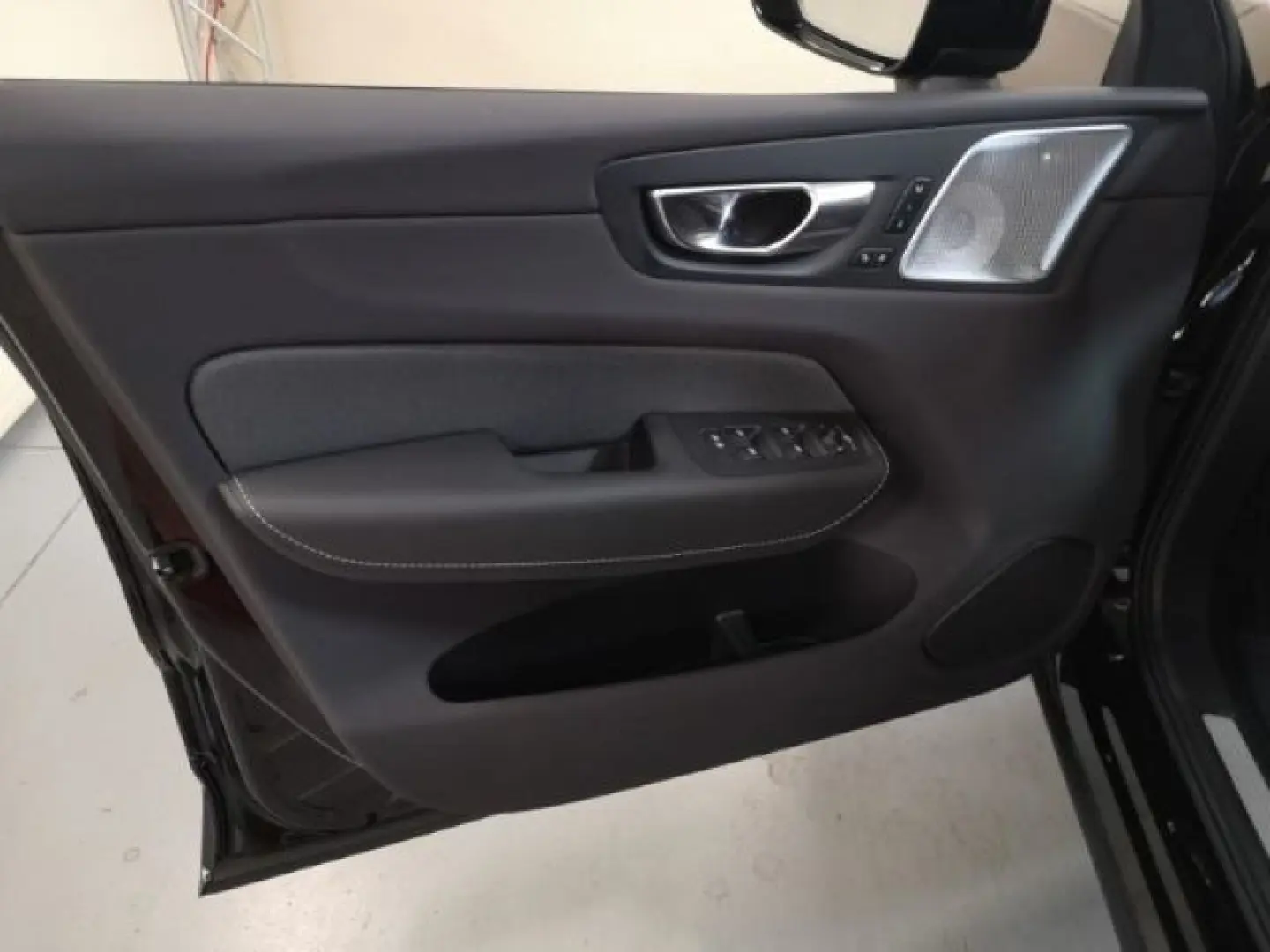 XC60 Plus Black Edition T8 21''LM Pano B&W HUD 3