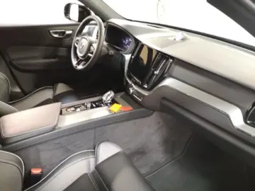XC60 Plus Black Edition T8 21''LM Pano B&W HUD 3