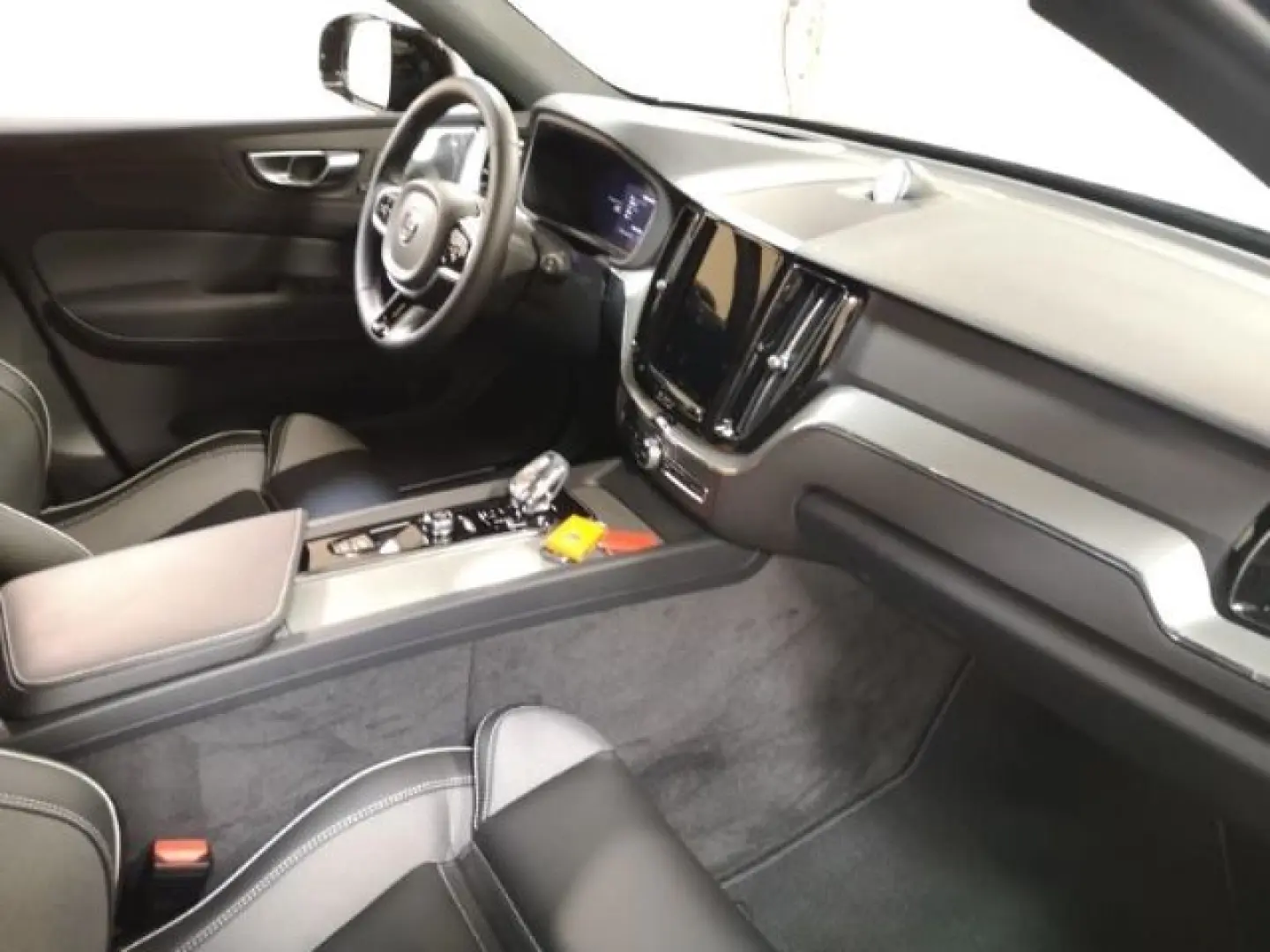 XC60 Plus Black Edition T8 21''LM Pano B&W HUD 3