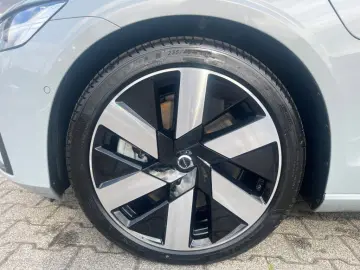 S60 T8 Recharge AWD Ultimate Dark 360° Bowers &