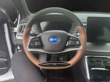 Tang AWD Flagship 86.4 kWh LED Pano Navi 7 Sitze