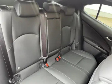 UX 300 h F Sport Design