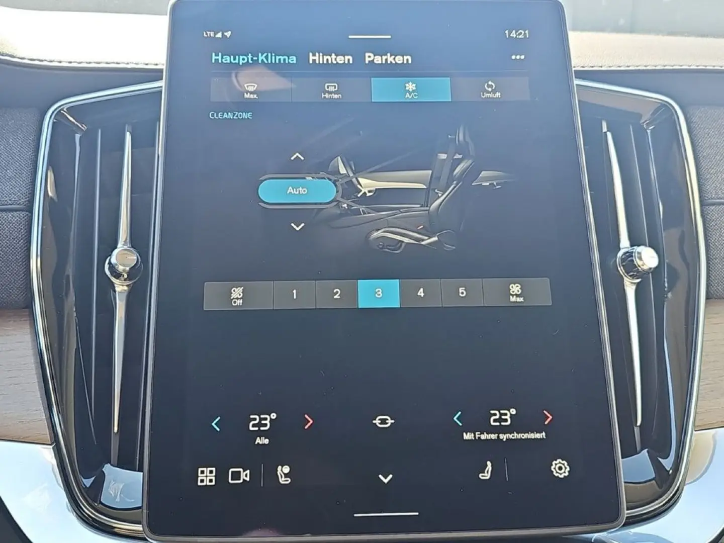 Volvo XC90 T8 Plus Dark PANO 360° HuD 7.SITZER LM21