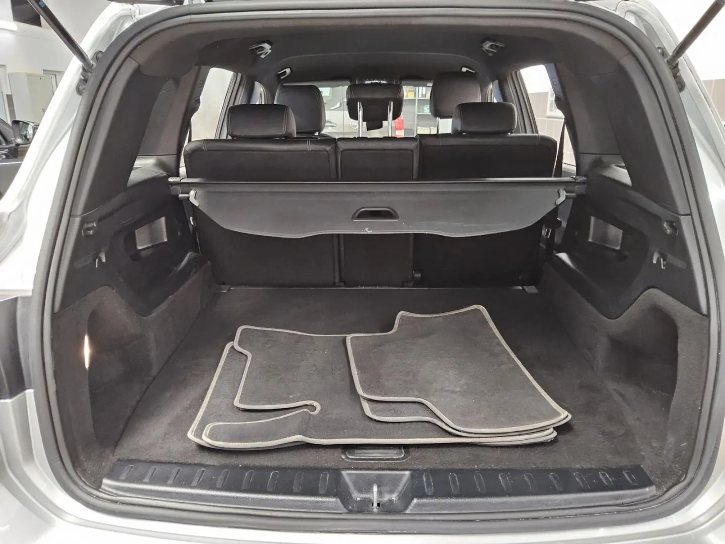 MERCEDES BENZ GLB200 Progressive Night Multibeam