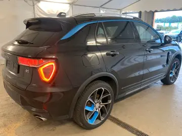 Lynk&Co 01 PHEV Pano ACC 20