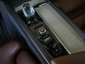 VOLVO XC60 T8
