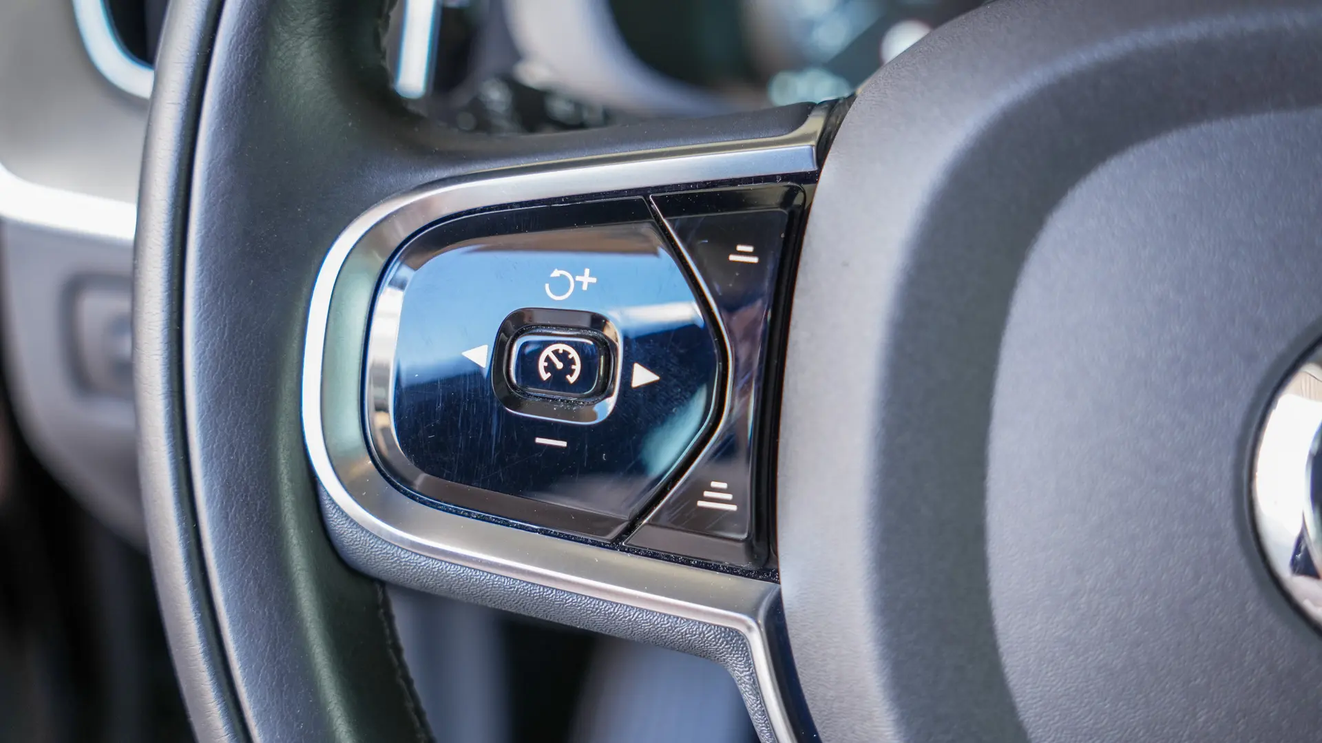VOLVO XC60 T8