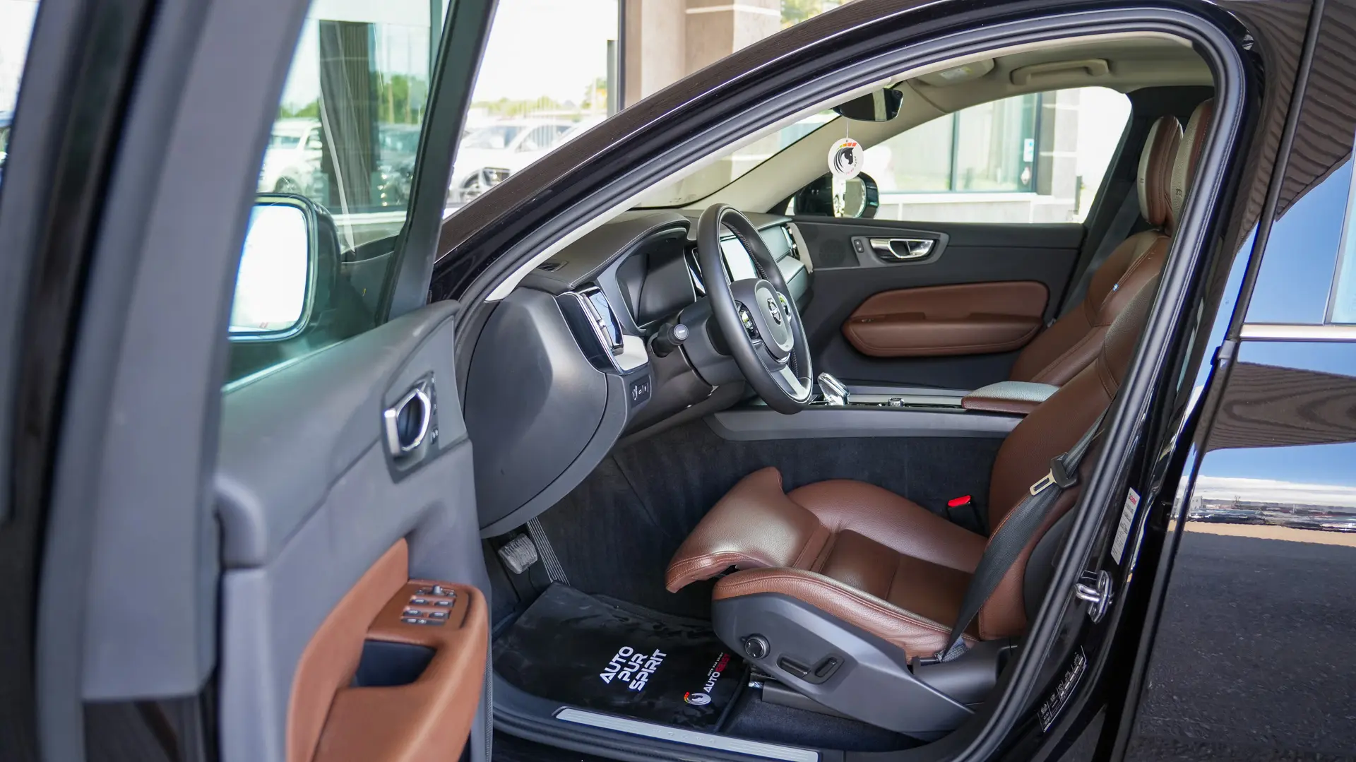 VOLVO XC60 T8