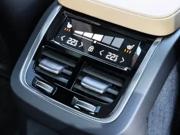 XC90 T8 AWD Plus Bright NP:106.180,-//FOUR-C/AHK