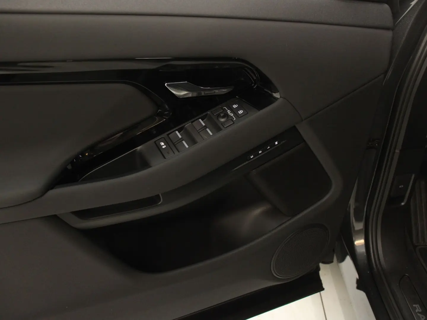 Range Rover Evoque D200 Dynamic SE AHK Black Pac