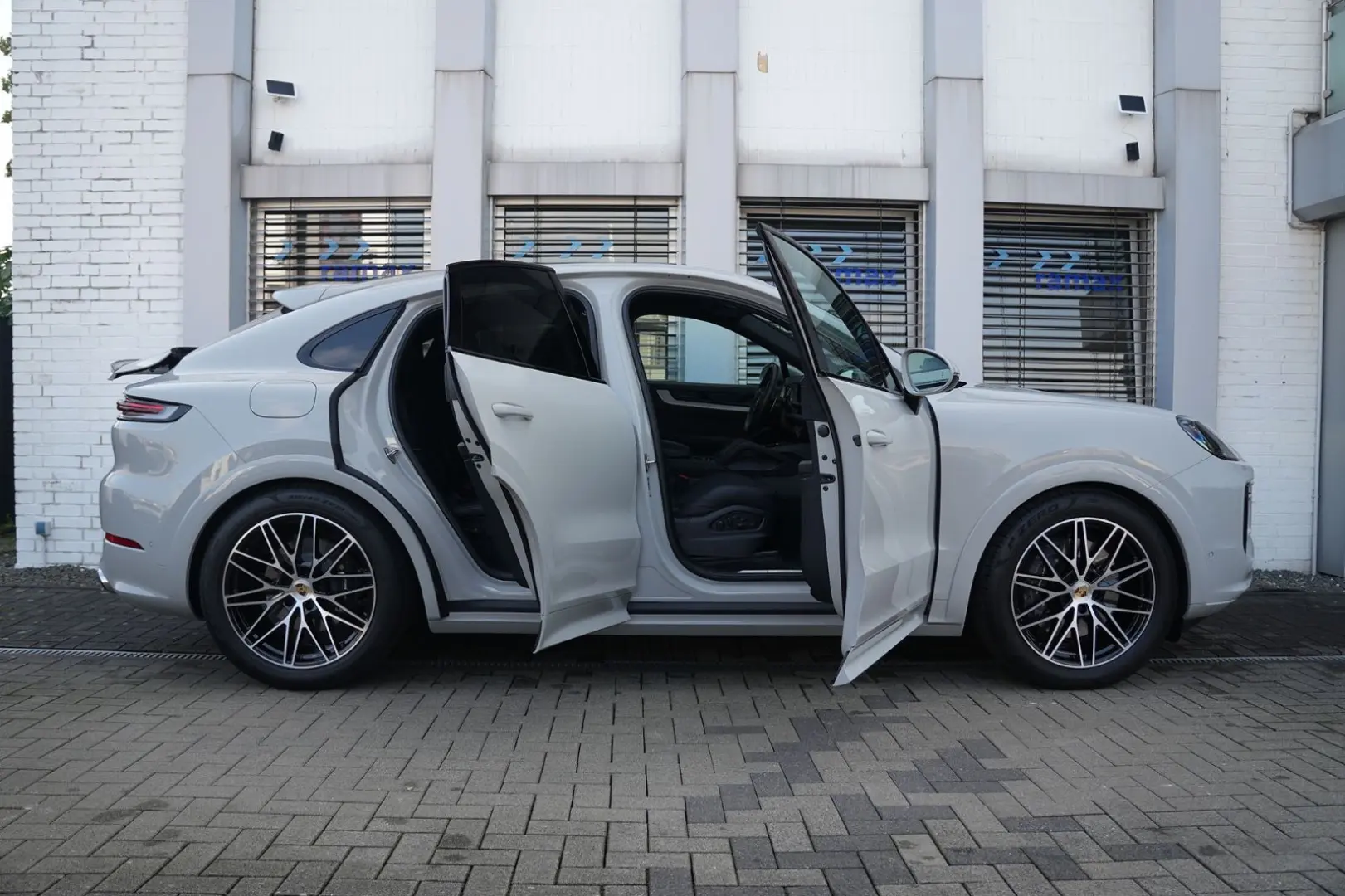 E-Hybrid Coupé PDISPLAY-ACC-LUFTF-PANO-BOSE-22RS