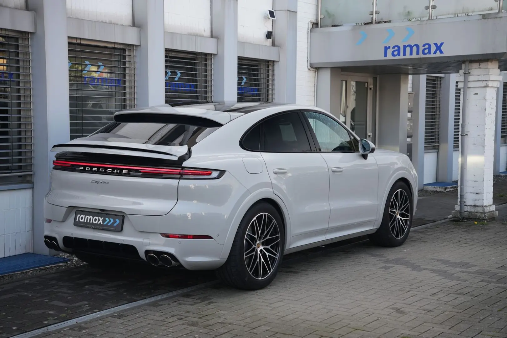 E-Hybrid Coupé PDISPLAY-ACC-LUFTF-PANO-BOSE-22RS