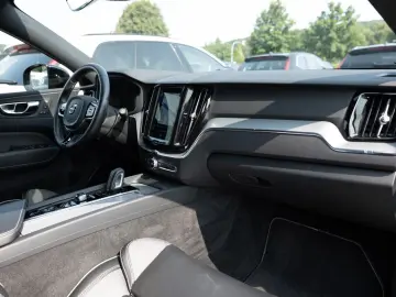 XC60 B4 R Design 2WD PDC SHZ NAVI KAMERA LED AHK