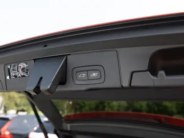 XC60 B4 R Design 2WD PDC SHZ NAVI KAMERA LED AHK